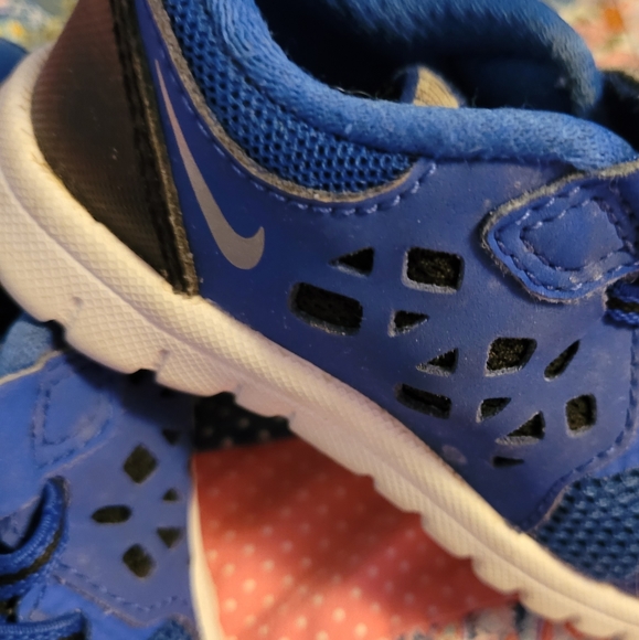 Toddler nikes - Picture 3 of 3